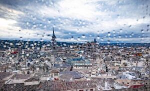La ciudad de Toledo en un día lluvioso vista a través del cristal. Foto: Rebeca Arango.
