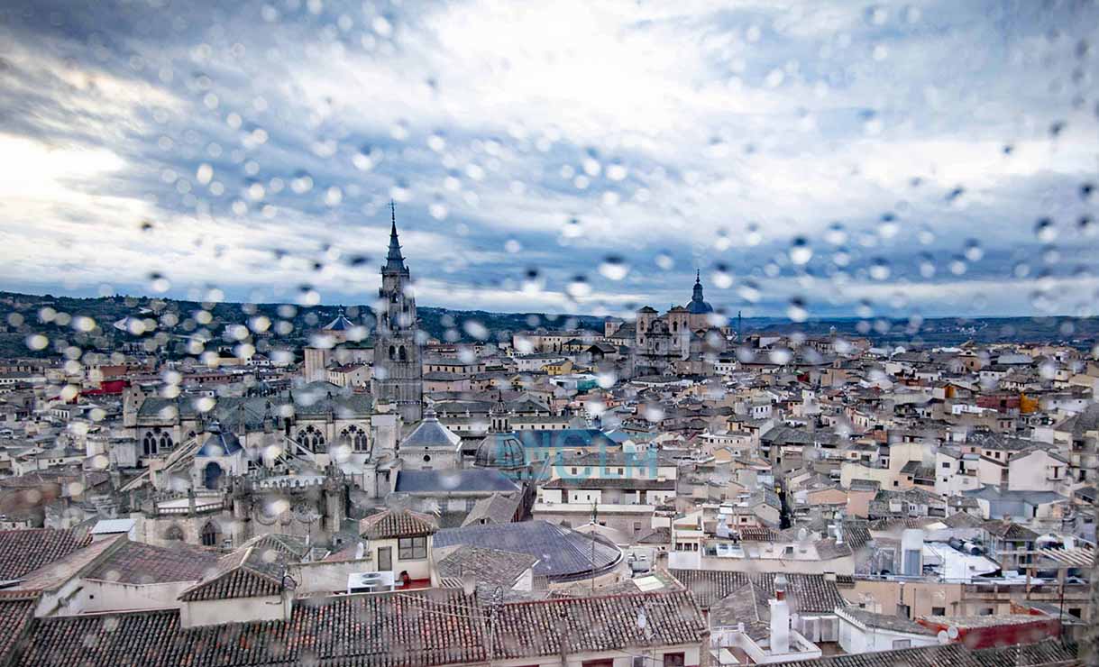 La ciudad de Toledo en un día lluvioso vista a través del cristal. Foto: Rebeca Arango.