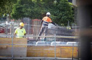 Trabadores en el barrio del Polígono de Toledo. Foto: Rebeca Arango.