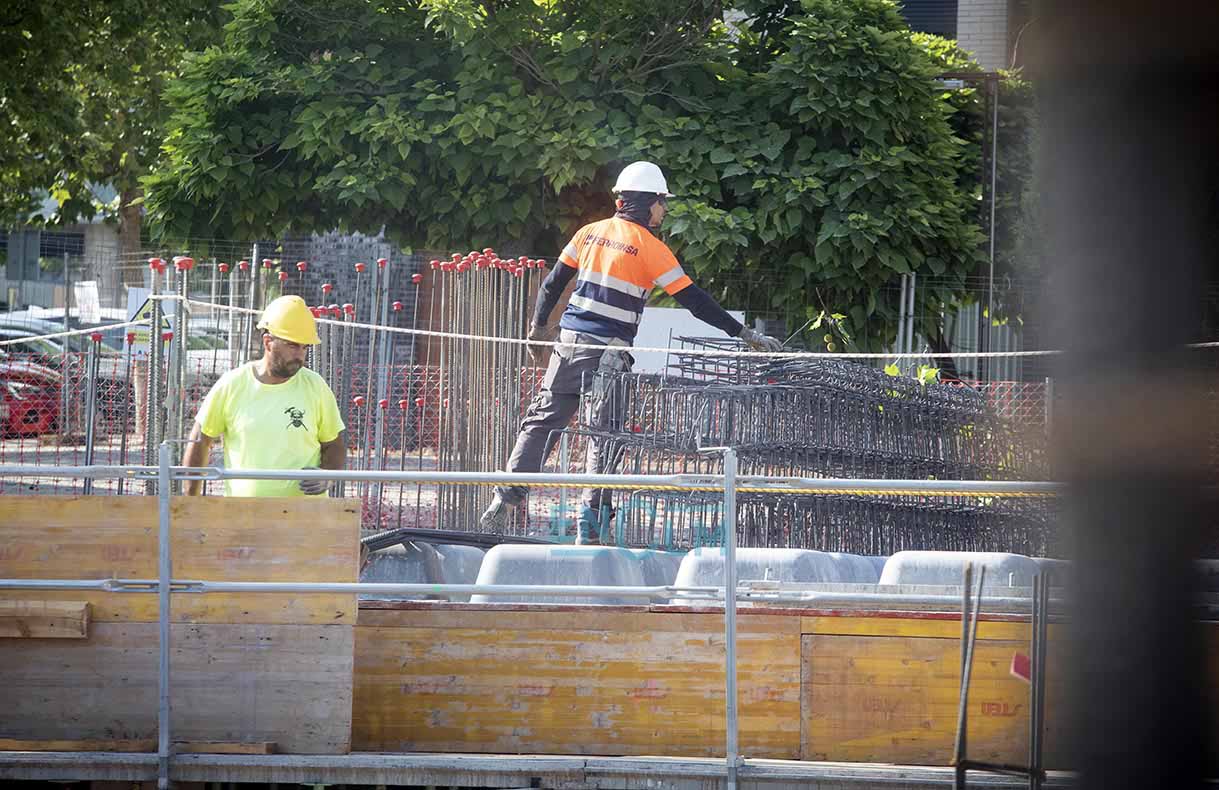 Trabadores en el barrio del Polígono de Toledo. Foto: Rebeca Arango.
