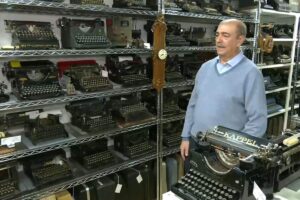 Ángel Chacón junto a algunas de sus máquinas de escribir que atesora