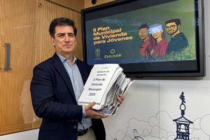 El gerente de la EMUSER, Miguel Ángel Poveda, posa con las casi 500 solicitudes presentadas
