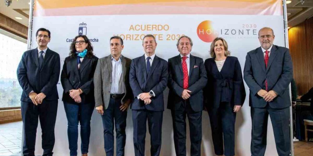 El presidente de Castilla-La Mancha junto a varios miembros del Gobierno y agentes sociales