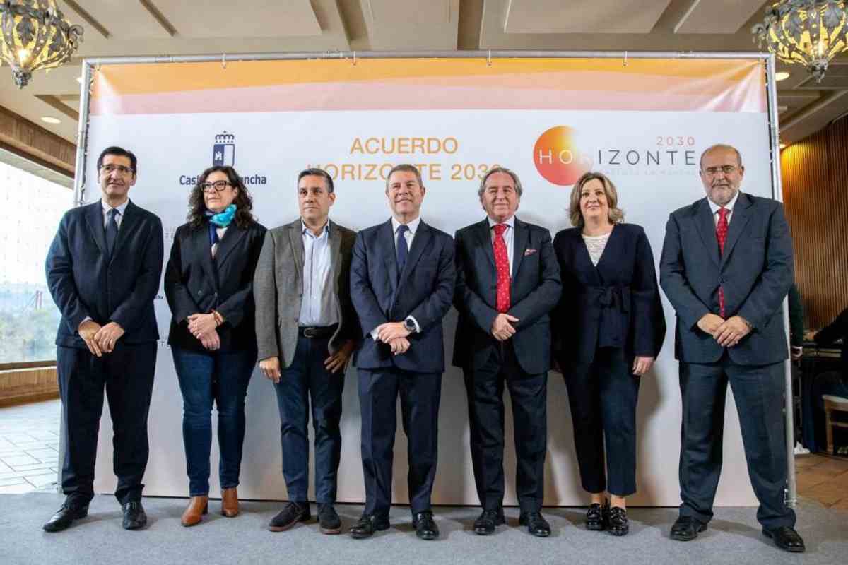 El presidente de Castilla-La Mancha junto a varios miembros del Gobierno y agentes sociales