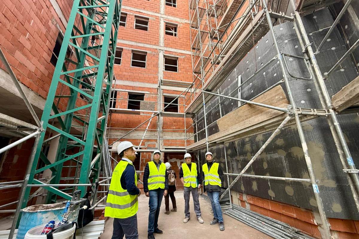 Representantes del Ayuntamiento de Albacete en una obra