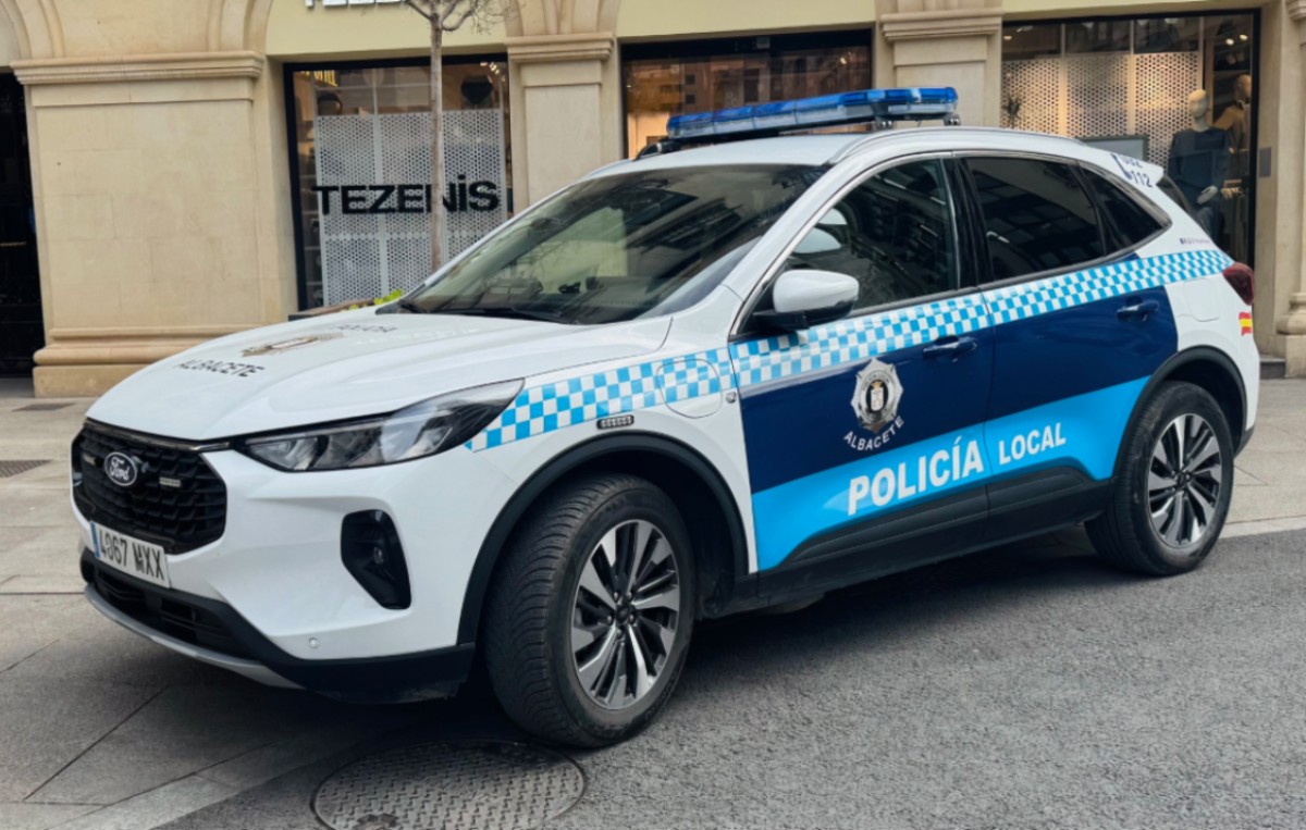 Vehículo de la Policía Local de Albacete en la calle Ancha. Elena Valero