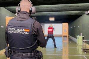 Demostración en la galería de tiro virtual de la Comisaría de la Policía Nacional de Albacete