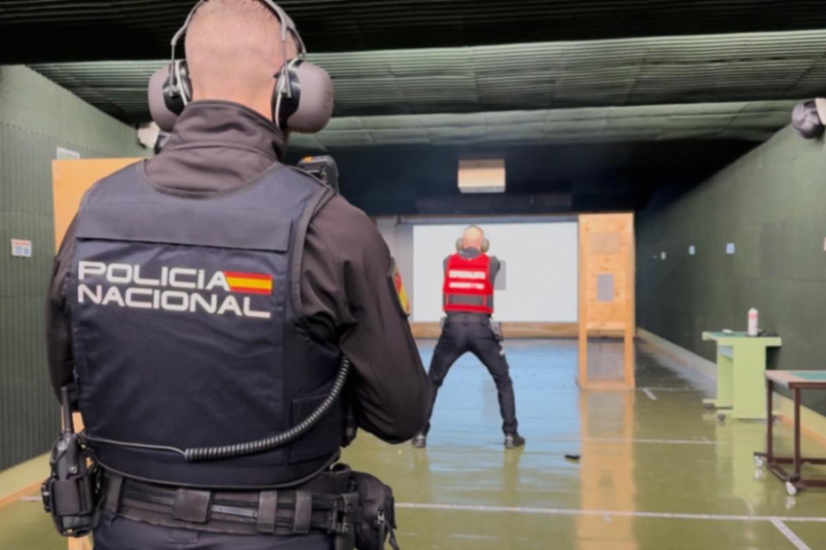 Demostración en la galería de tiro virtual de la Comisaría de la Policía Nacional de Albacete