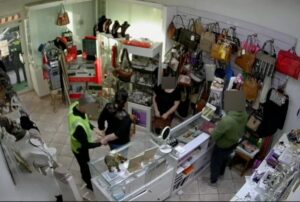 Momento de la detención de dos mujeres que intentaban robar en Fuente-Álamo (Albacete). Foto: Guardia Civil