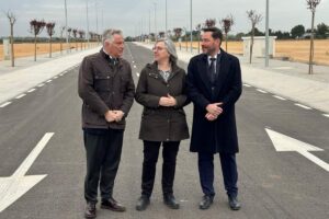 La directora de Casa47, Leire Iglesias; el alcalde de Ciudad Real, Francisco Cañizares, y el subdelegado del Gobierno en la provincia, David Broceño