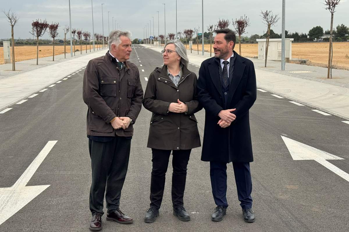 La directora de Casa47, Leire Iglesias; el alcalde de Ciudad Real, Francisco Cañizares, y el subdelegado del Gobierno en la provincia, David Broceño