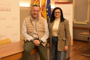 La portavoz de la Diputación, Rocío Zarco, junto con el vicepresidente cuarto, Adrián Fernández