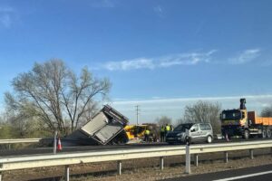 Operarios retirando uno de los camiones accidentados