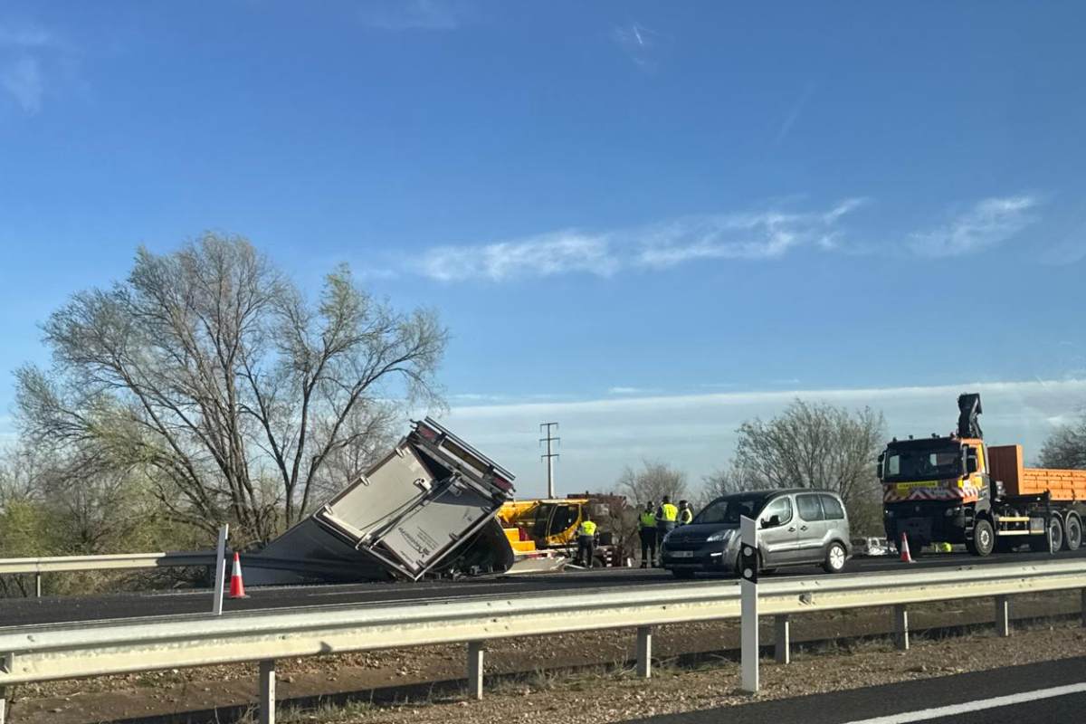Operarios retirando uno de los camiones accidentados