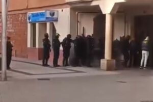 Operativo de la Guardia Civil en un bloque de viviendas de la avenida Álvarez Guerra