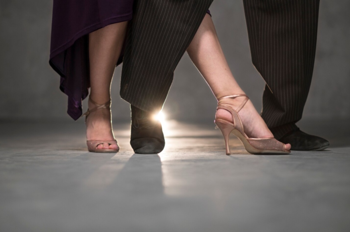 Piernas de una pareja bailando tango. Imagen de archivo