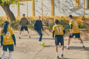 Andrés Iniesta jugando una pachanga en Fuentealbilla. Foto: Airbnb