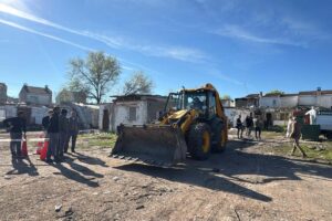 Trabajos de derribo en el poblado chabolista de San Martin de Porres, en Ciudad Real