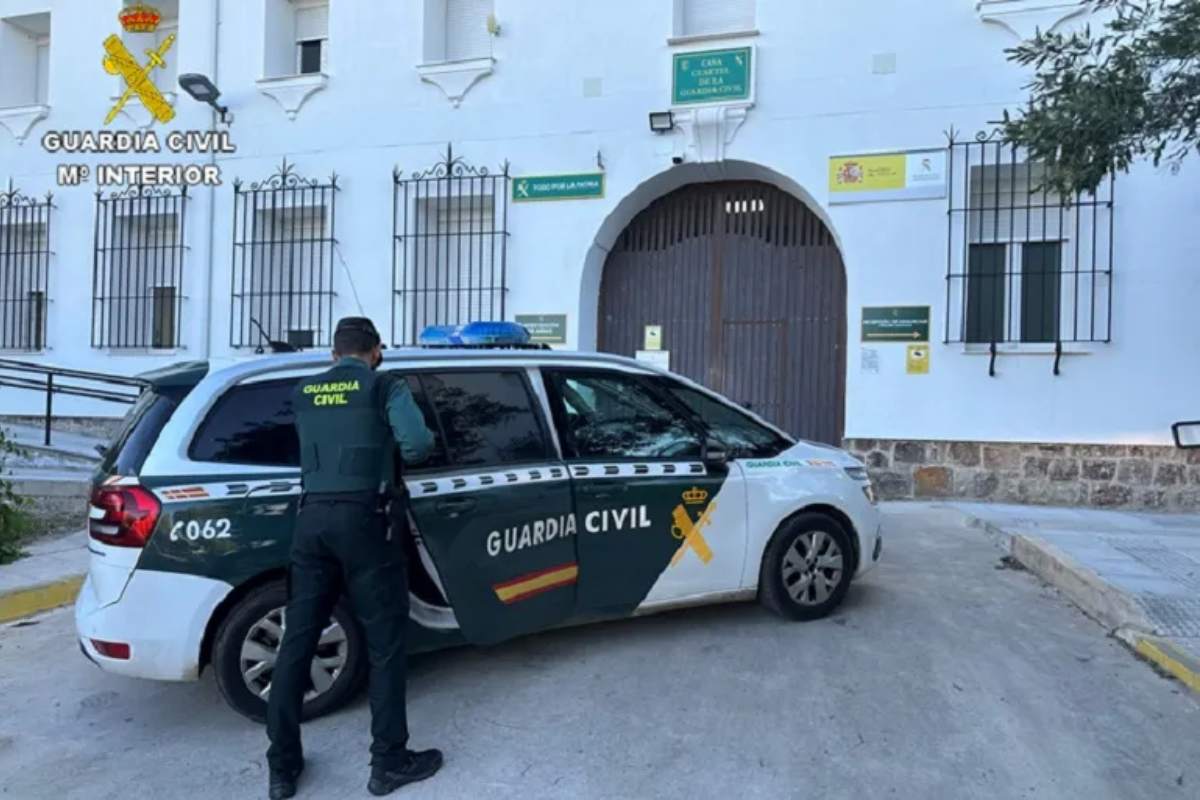 Una patrulla de la Guardia Civil frente al cuartel de Almadén