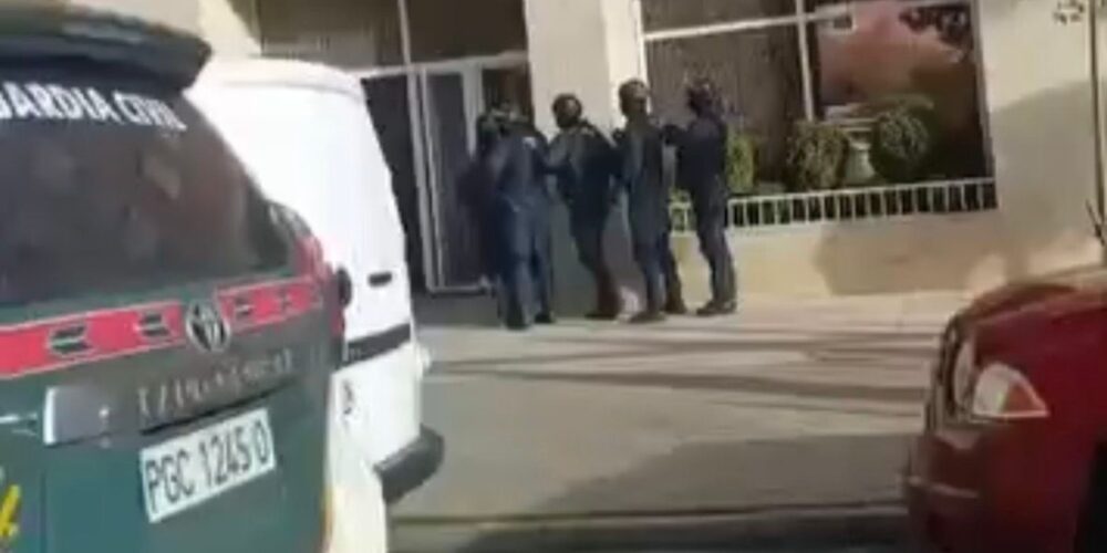 Varios agentes de la Guardia Civil entrando en un bloque de viviendas de la avenida de los Institutos