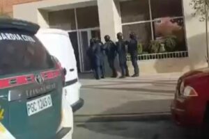 Varios agentes de la Guardia Civil entrando en un bloque de viviendas de la avenida de los Institutos
