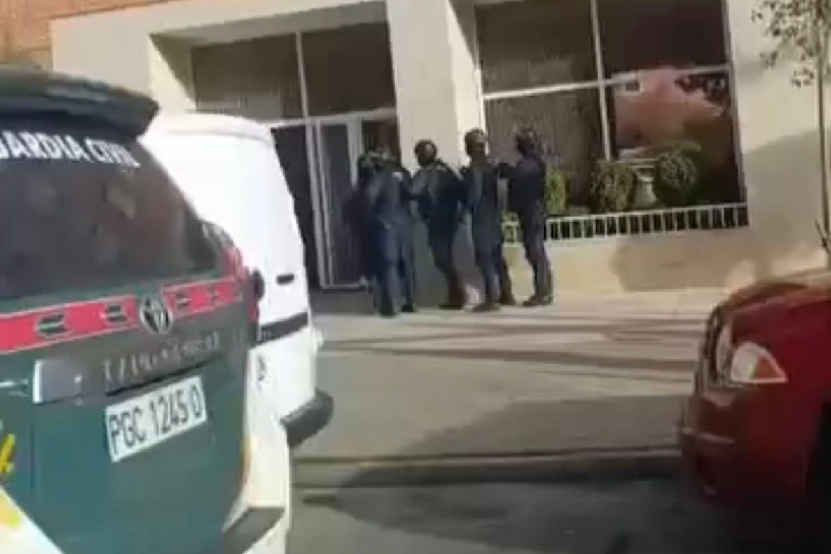 Varios agentes de la Guardia Civil entrando en un bloque de viviendas de la avenida de los Institutos