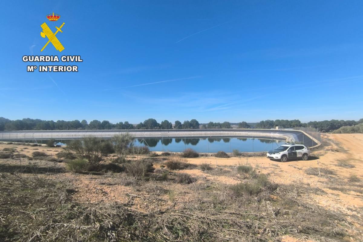 Vehículo de la Guardia Civil en una balsa de riego en una de las fincas afectadas por los robos