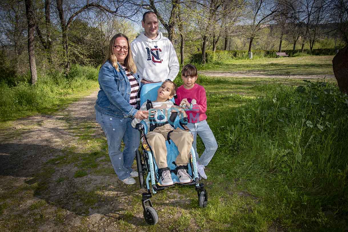 Adrián Martín Pérez, junto a sus padres, Mari Cruz y Luis, y su hermana pequeña, Paula.. Foto: Rebeca Arango.