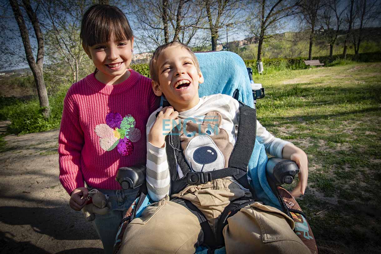 Adrián Martín Pérez, junto a su hermana pequeña, Paula.. Foto: Rebeca Arango.