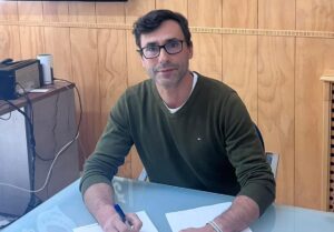El alcalde de El Carpio de Tajo, Diego Martín, firmando el convenio.