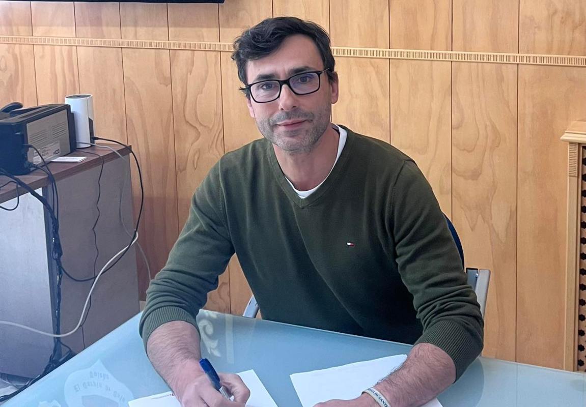 El alcalde de El Carpio de Tajo, Diego Martín, firmando el convenio.