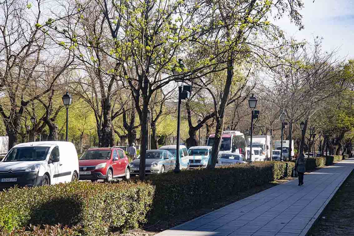 Atasco en Recaredo por la salida de un autocar que se había colado en el Casco. Foto: Rebeca Arango.