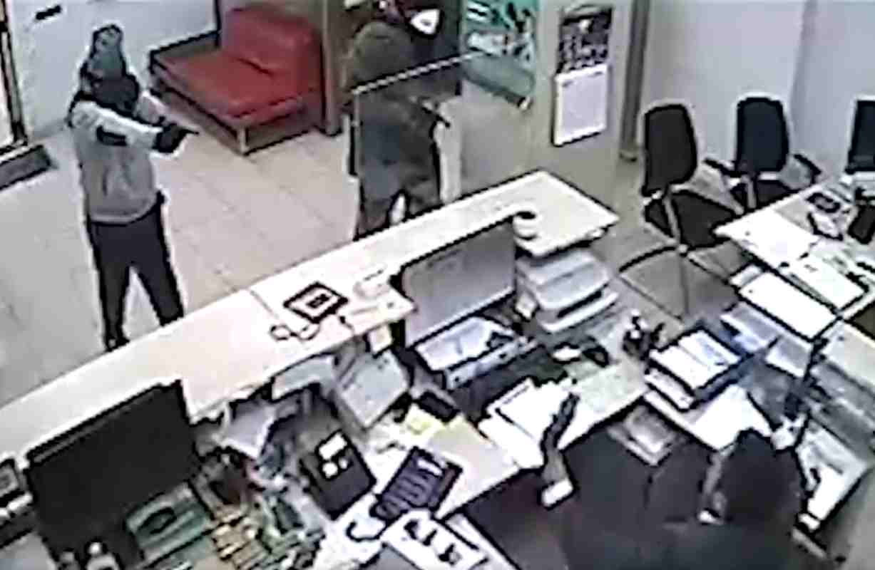 Atraco a punta de pistola