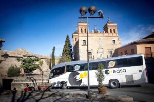 Autocar sale en sentido contrario escoltado por la Policía Local tras haberse metido en el Casco. Foto: Rebeca Arango.