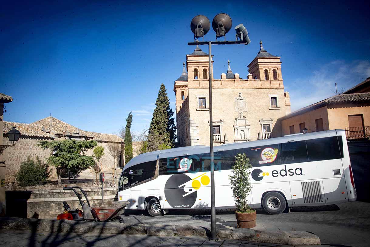 Autocar sale en sentido contrario escoltado por la Policía Local tras haberse metido en el Casco. Foto: Rebeca Arango.
