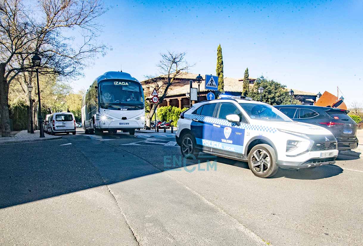 Autocar sale en sentido contrario escoltado por la Policía Local tras haberse metido en el Casco. Foto: Rebeca Arango.