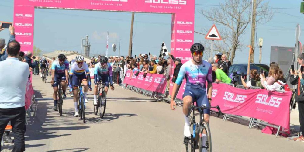 Llegada a la meta en el Trofeo Santísimo Cristo de la Sala de Bargas.