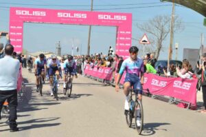 Llegada a la meta en el Trofeo Santísimo Cristo de la Sala de Bargas.