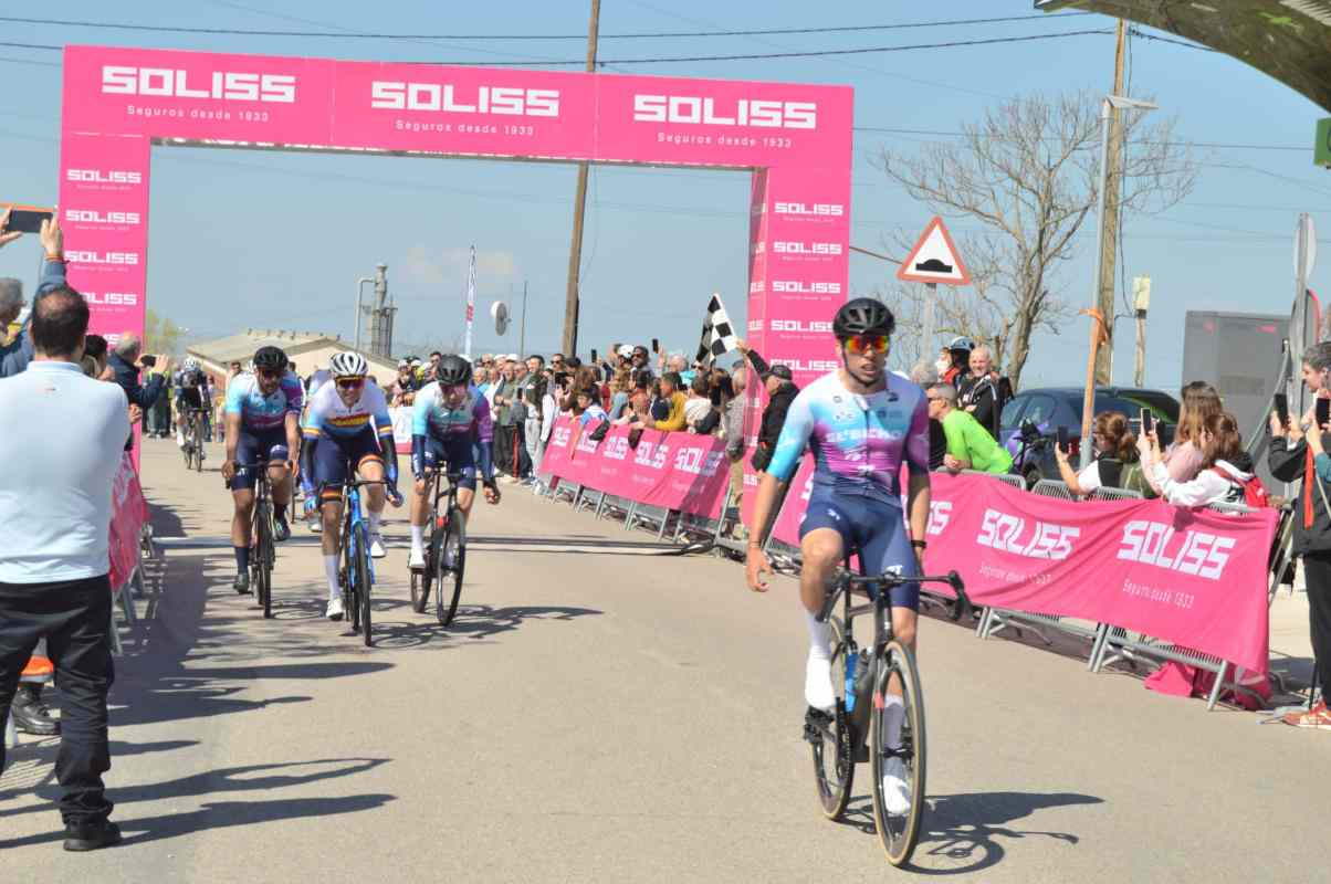 Llegada a la meta en el Trofeo Santísimo Cristo de la Sala de Bargas.