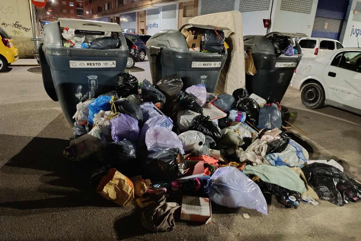 Basura en las calles de Talavera. Foto: PSOE