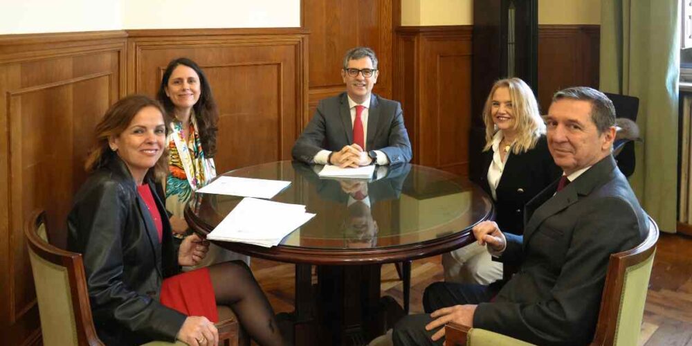 Reunión entre el ministro Félix Bolaños con la presidenta del TSJCLM, Pilar Astray.