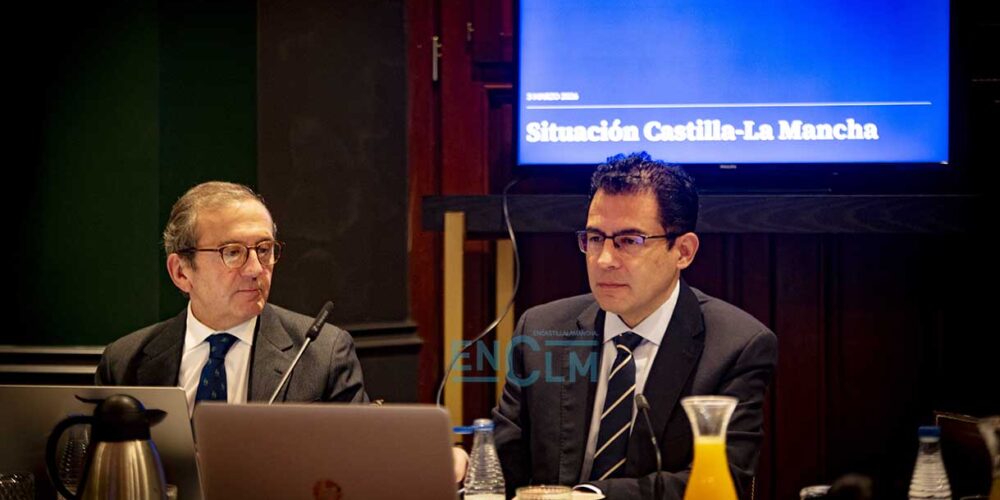 El economista jefe para España de BBVA Research, Miguel Cardoso, y el director territorial centro BBVA, Juan Carlos Hidalgo. Foto: Rebeca Arango.