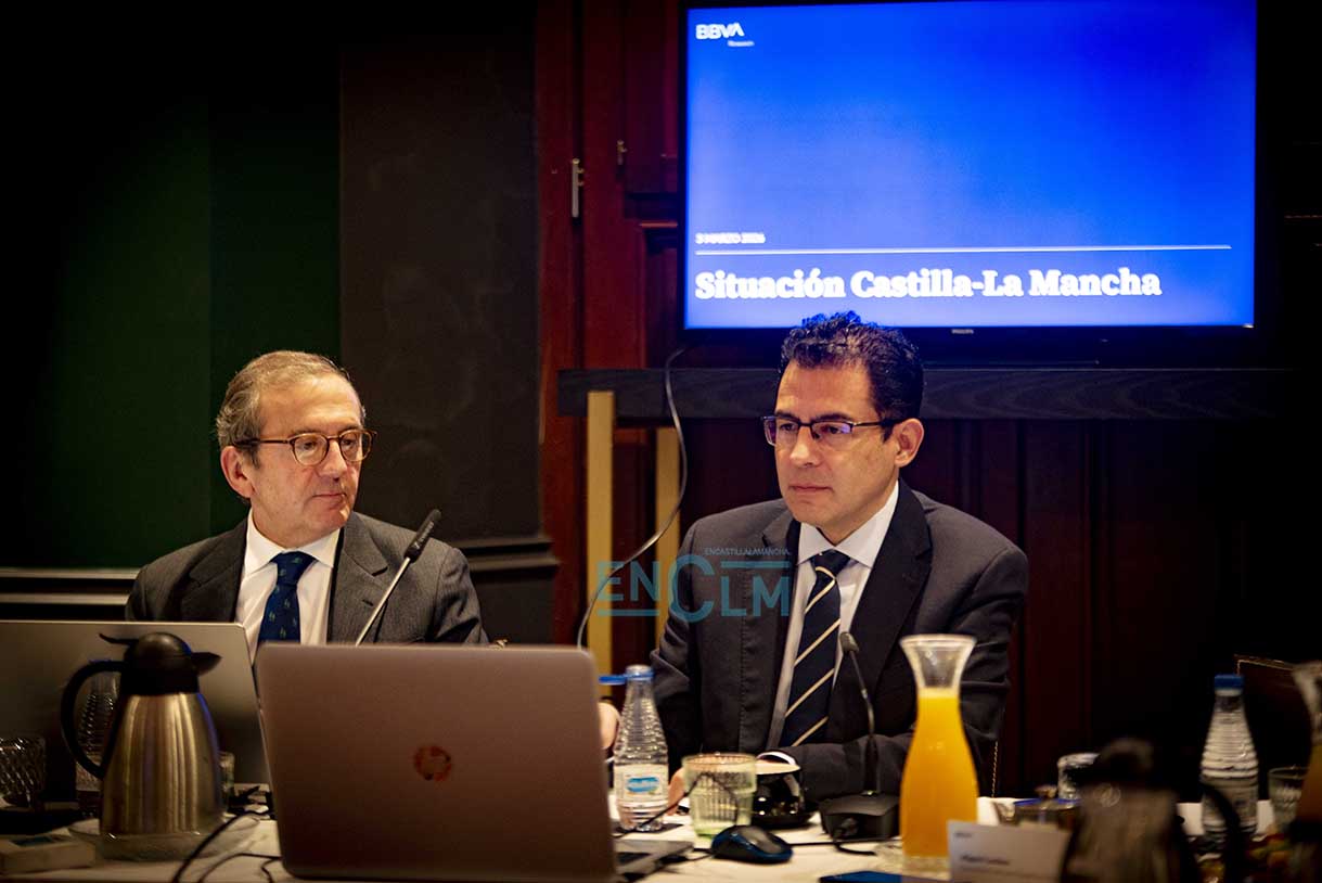 El economista jefe para España de BBVA Research, Miguel Cardoso, y el director territorial centro BBVA, Juan Carlos Hidalgo. Foto: Rebeca Arango.
