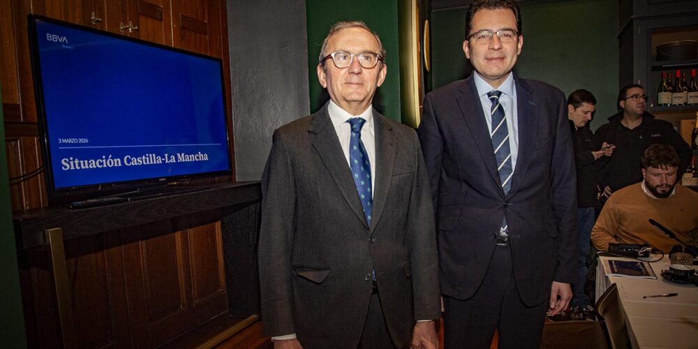 El economista jefe para España de BBVA Research, Miguel Cardoso, y el director territorial centro BBVA, Juan Carlos Hidalgo. Foto: Rebeca Arango.
