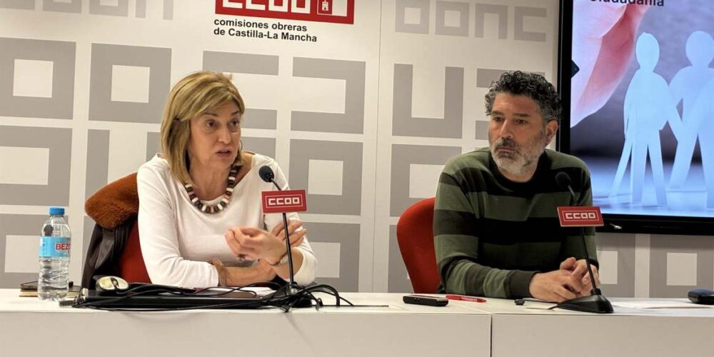 El secretario general de la Federación de Servicios a la Ciudadanía de CCOO (FSC-CCOO), Lucho Palazzo, y la secretaria general de la FSC-CCOO C-LM, Carmen Juste.