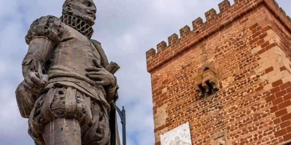Estatua de Miguel de Cervantes, ubicada junto al Torreón del Gran Prior y la Parroquia de Santa María la Mayor, donde fue encontrada su partida bautismal