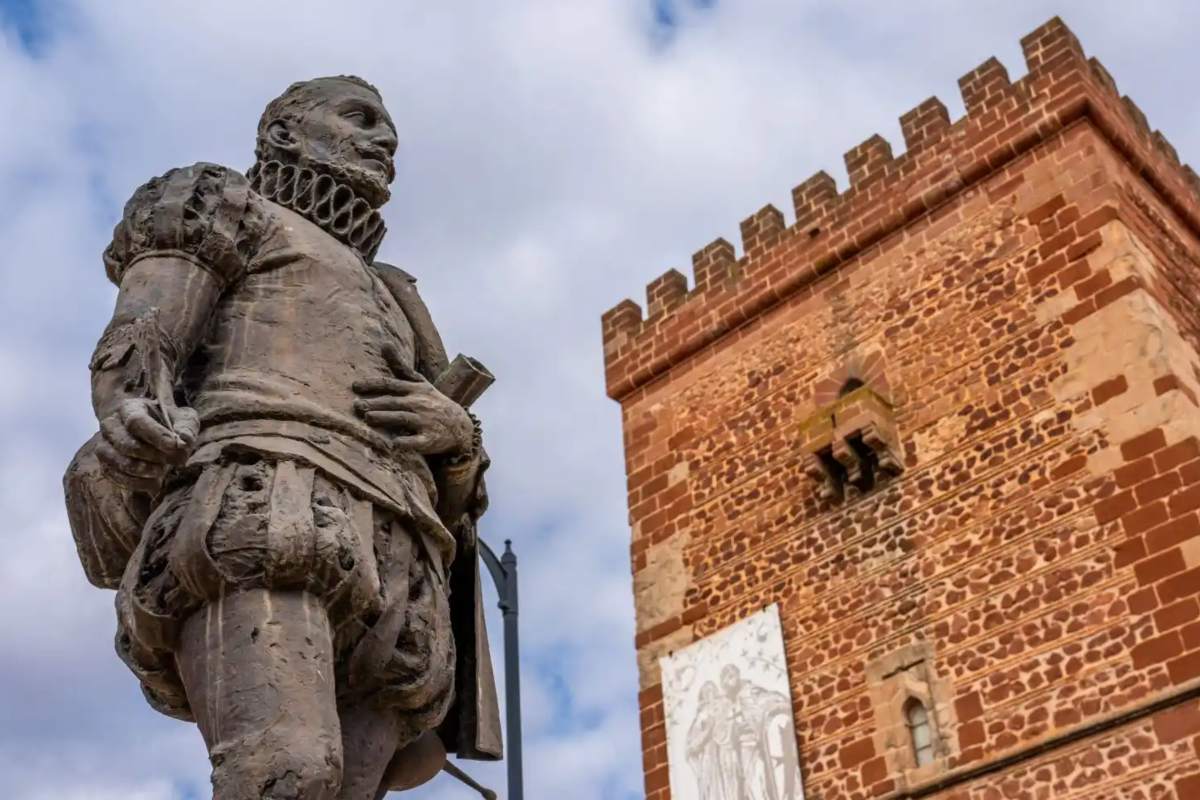 Estatua de Miguel de Cervantes, ubicada junto al Torreón del Gran Prior y la Parroquia de Santa María la Mayor, donde fue encontrada su partida bautismal