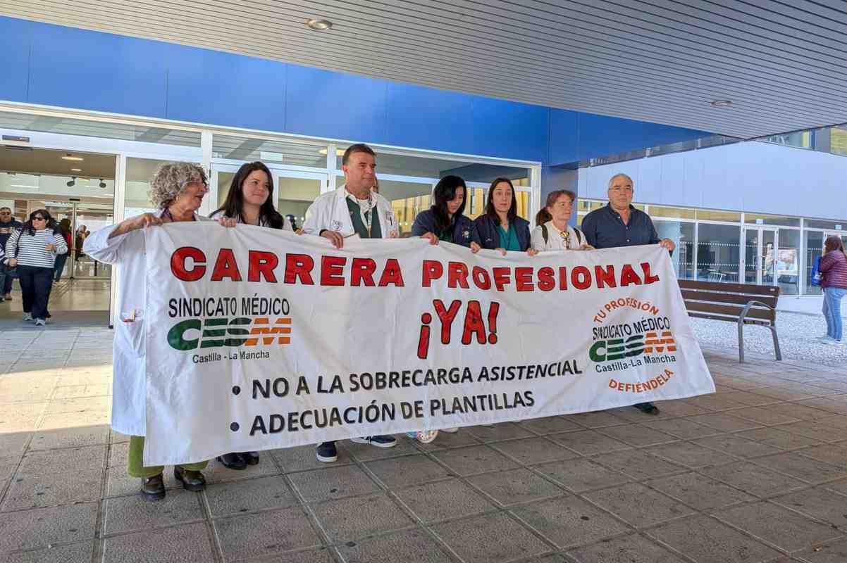 Concentración de los médicos ante el hospital de Toledo.