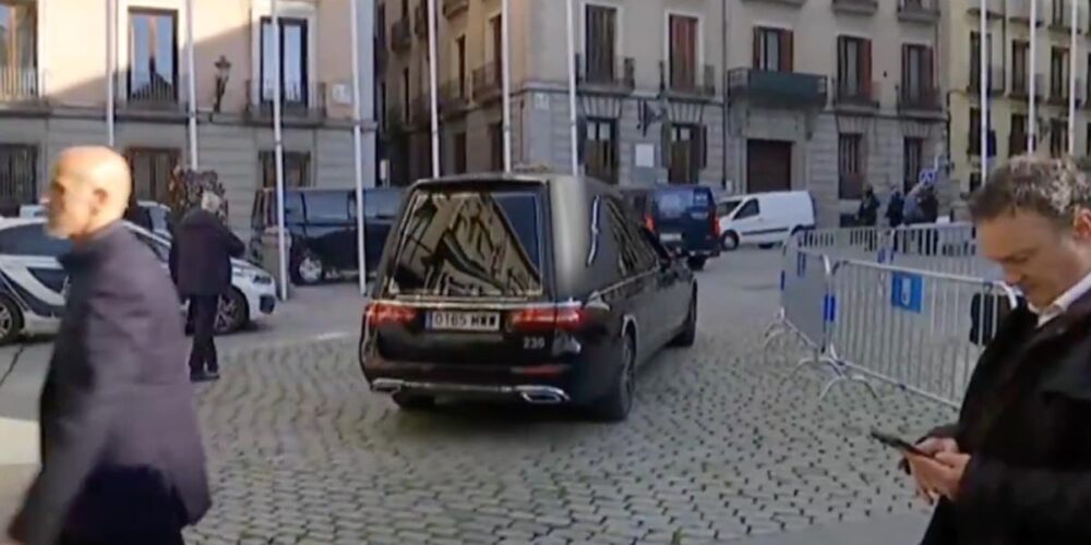 Coche fúnebre del periodista Raúl Del Pozo. Foto: CMMedia