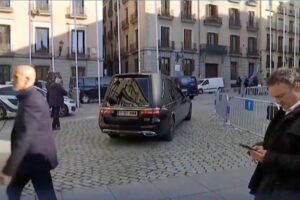 Coche fúnebre del periodista Raúl Del Pozo. Foto: CMMedia